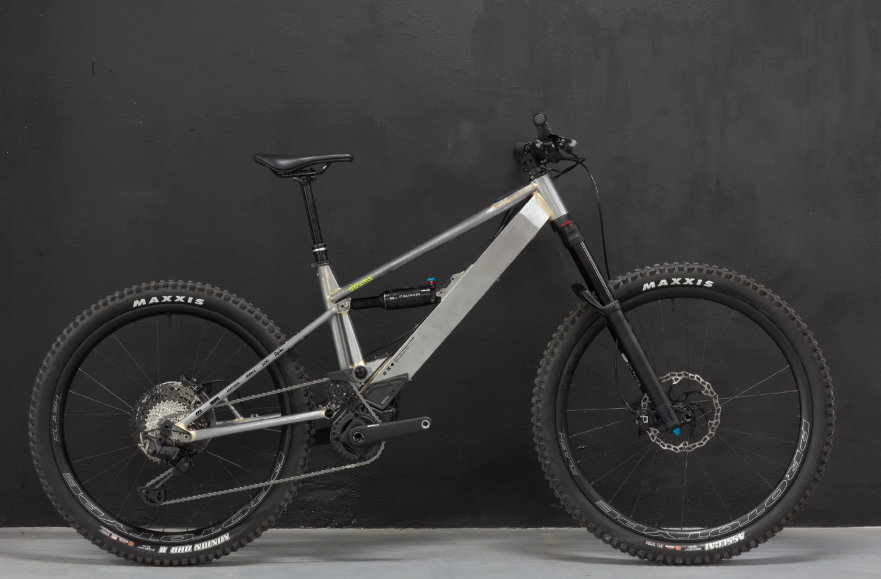 ABUMS Model One: Una e-bike de enduro de acero con suspensión high pivot y Made in Spain