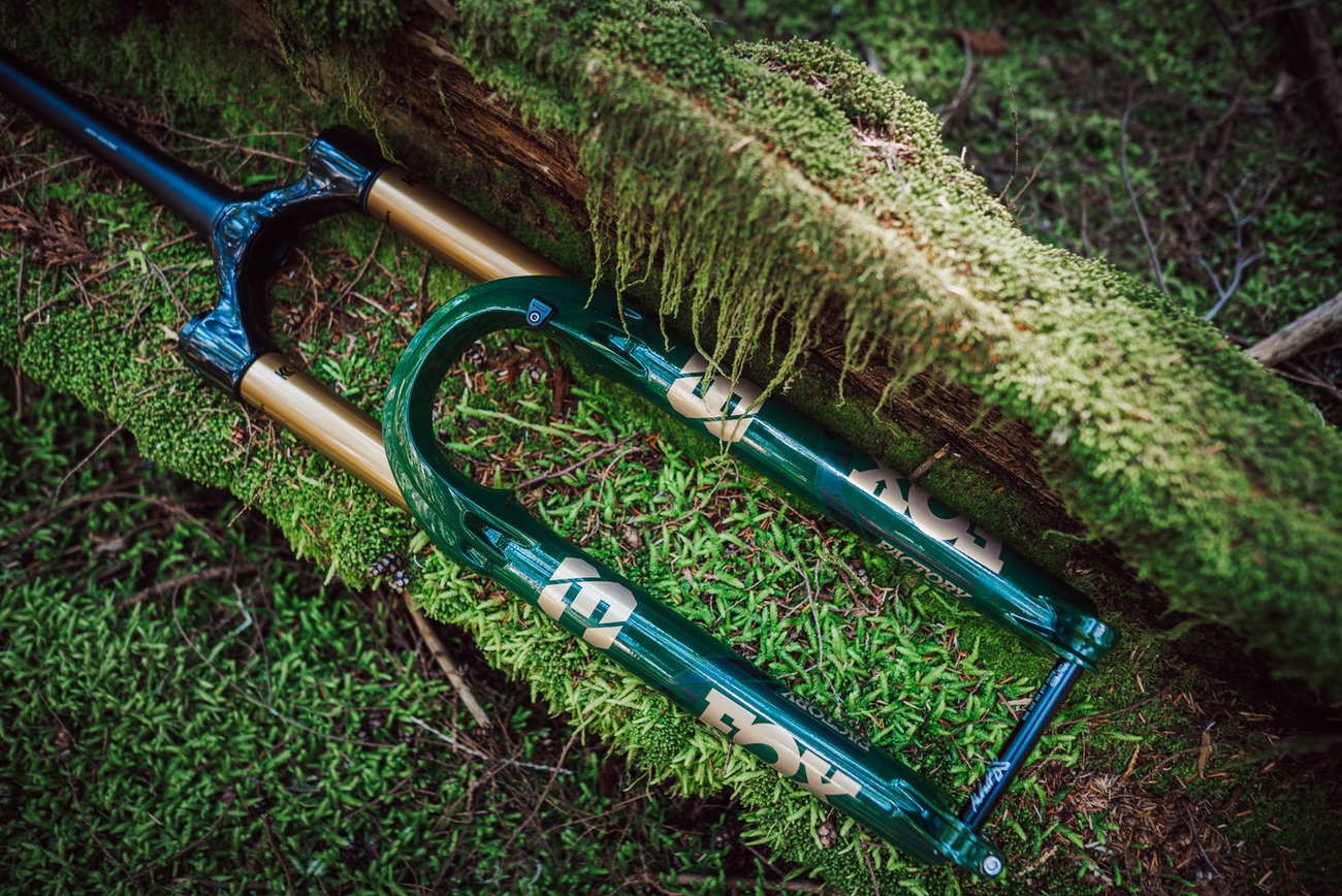 Solo 1.000 unidades: FOX lanza la horquilla 38 Racing Green y sortea una Orbea Rallon