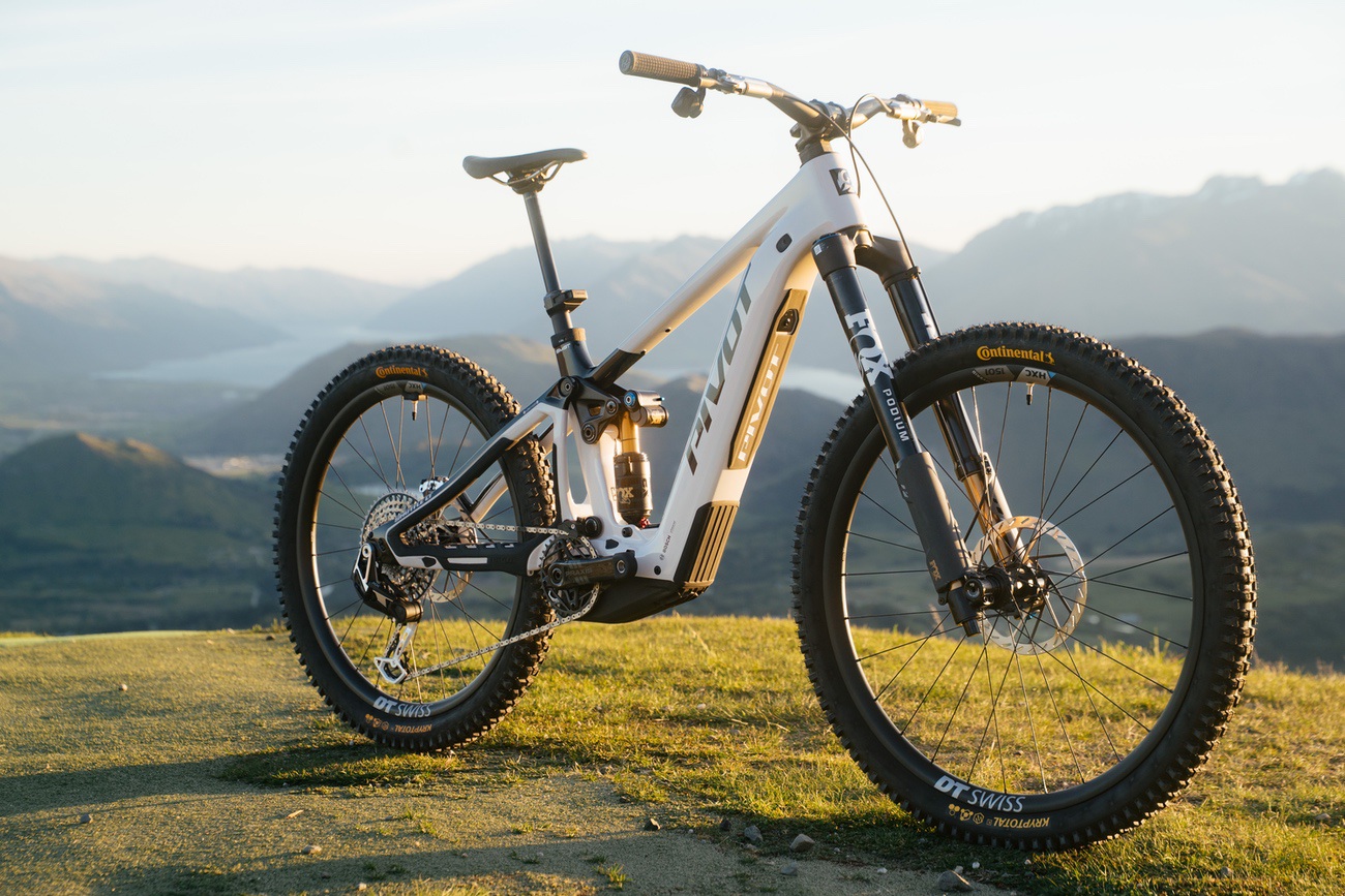 Pivot Shuttle LT: La primera e-MTB con ajuste real del ángulo de sillín