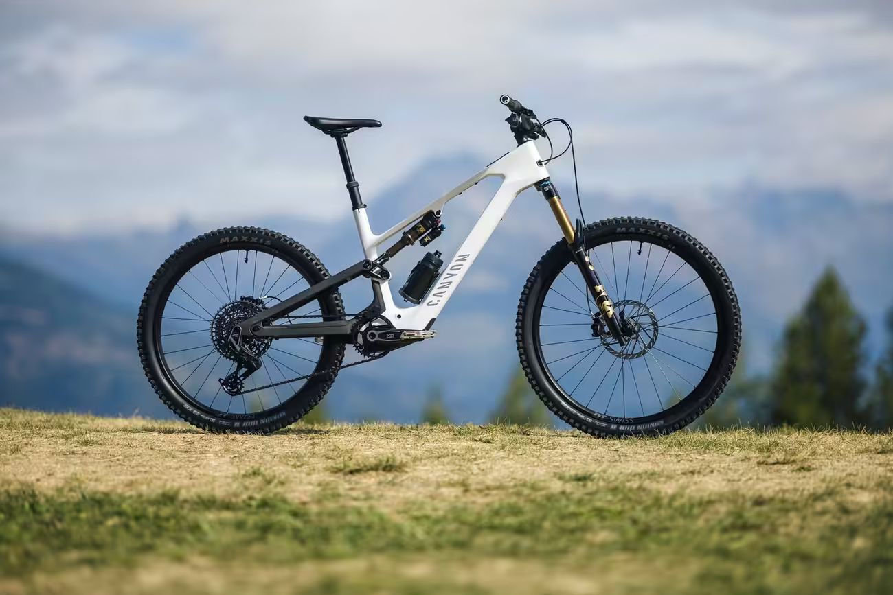 Canyon Spectral:ON CF: Avinox M2S, 700 Wh y 20,8 kg