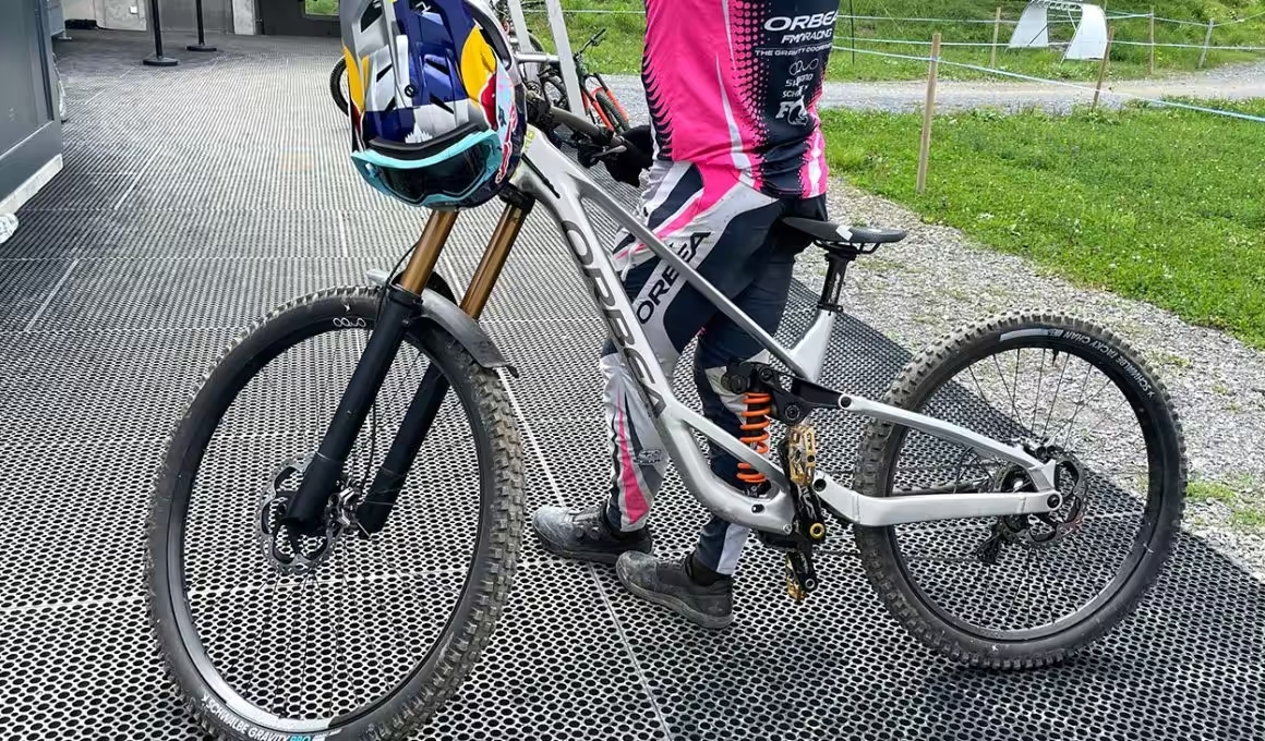 Martin Maes prueba el SuperMullet: 32” delante y 27,5” detrás en su bici de DH