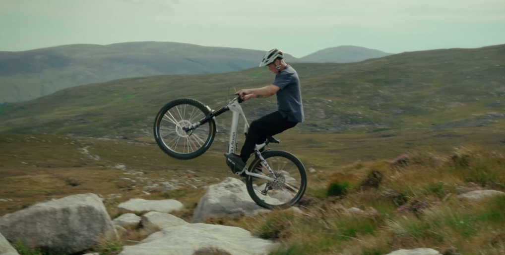 Chris Akrigg subiendo la montaña imposible con todo el flow